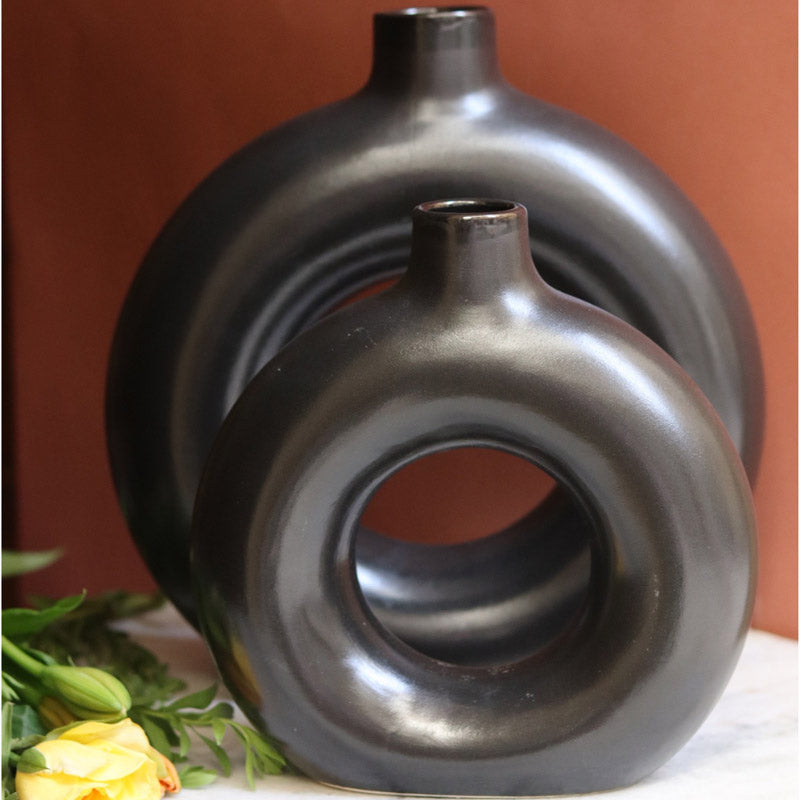 Buy Donut Dalo Vase (Black) - Set Of Two Vase from Vaaree