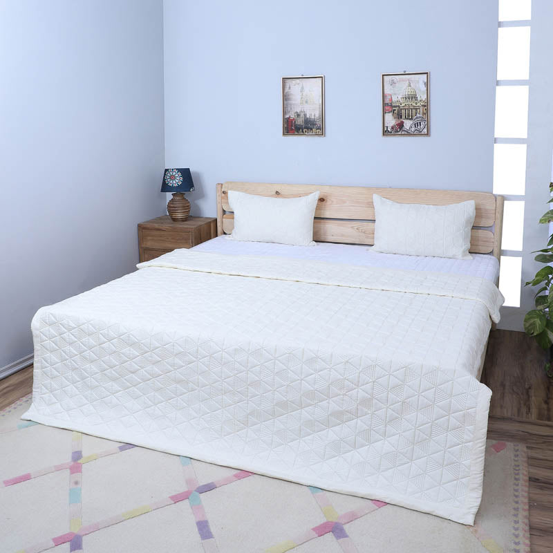 Buy Starsia Microfiber Bedcover - White Bedcovers from Vaaree