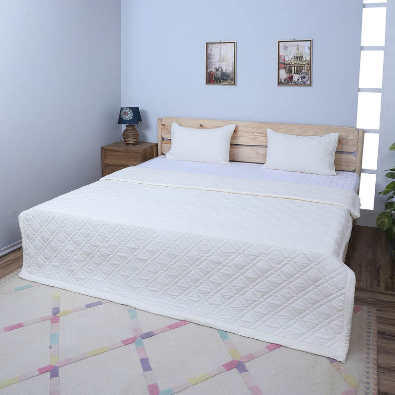 Buy Jisha Microfiber Bedcover - White Bedcovers from Vaaree