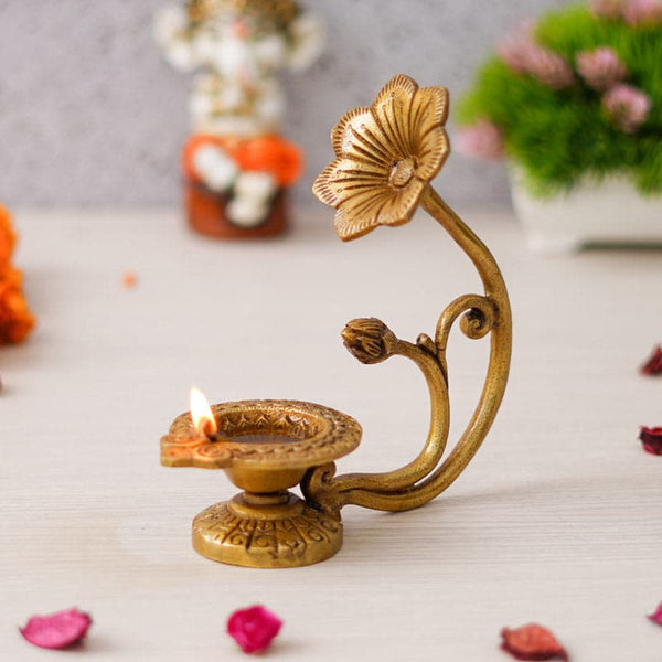 Buy Riyanshi Flora diya Diyas from Vaaree