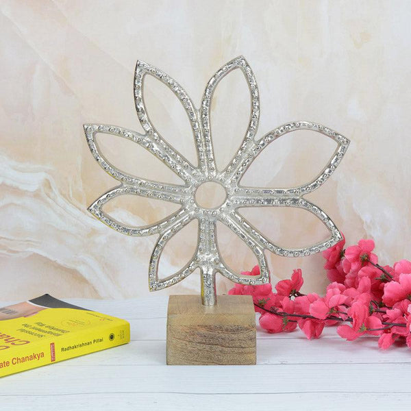 Buy The Leaf Lamino Showpiece - Silver Showpieces from Vaaree