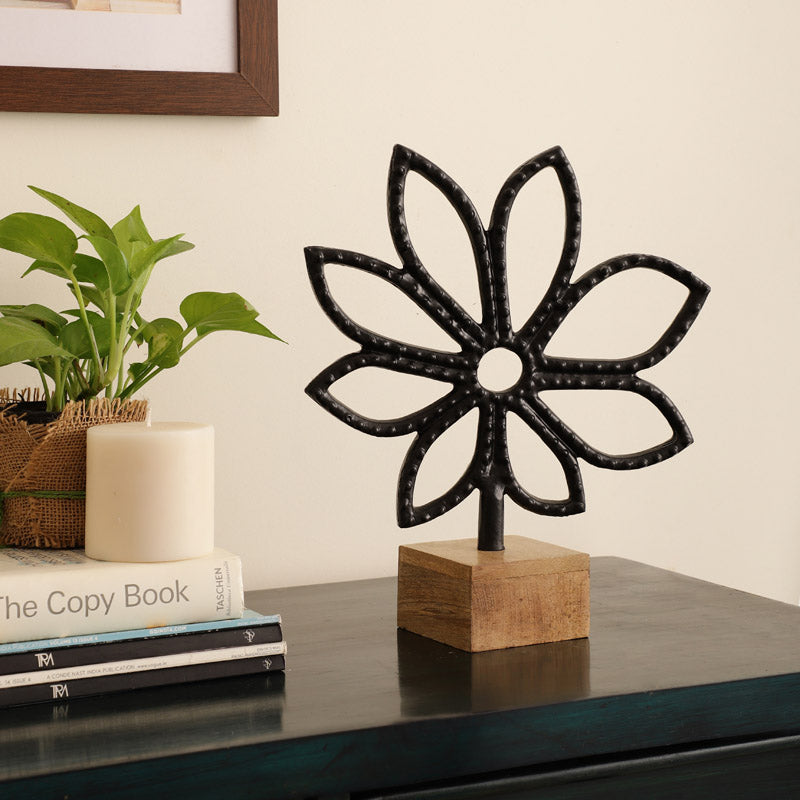 Buy The Leaf Lamino Showpiece - Black Showpieces from Vaaree