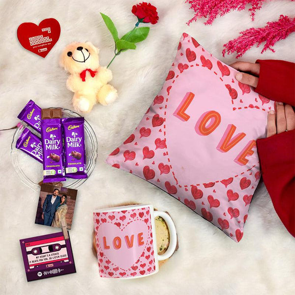 Buy Love Hug Gift Set Gift Box from Vaaree