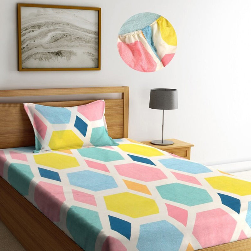 Buy Agnes Geomatric Bedsheet - Multicolor Bedsheets from Vaaree