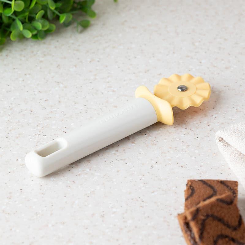 Buy Ava Pastry Wheel Baking Tool from Vaaree