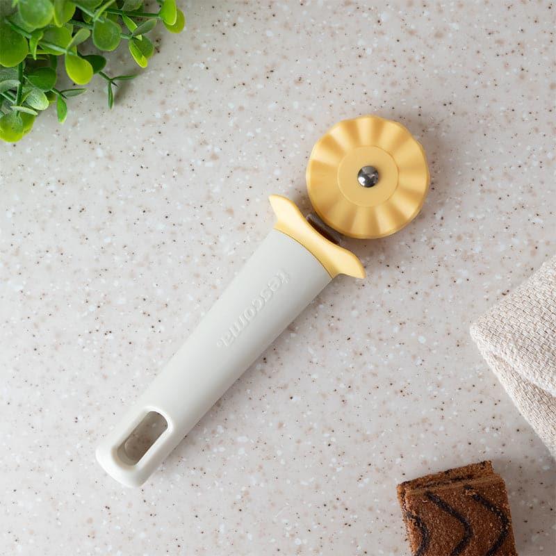 Buy Ava Pastry Wheel Baking Tool from Vaaree