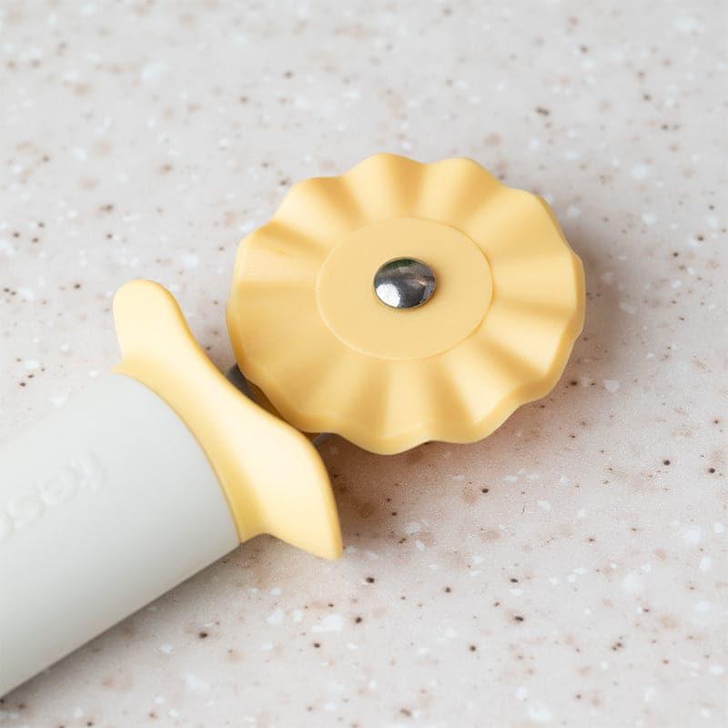 Buy Ava Pastry Wheel Baking Tool from Vaaree