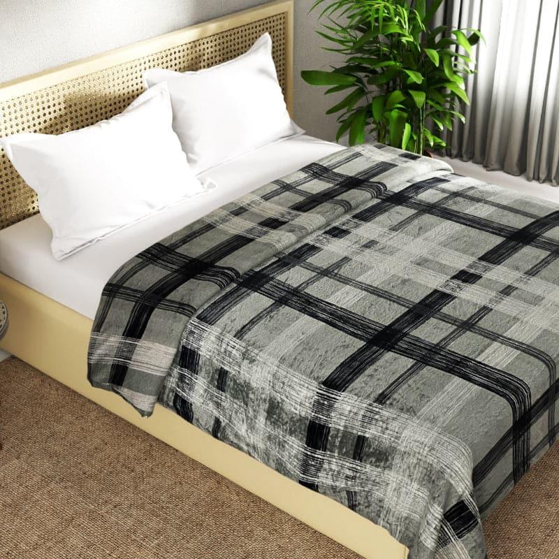 Buy Fasho Checkered Microfiber Blanket Blankets from Vaaree