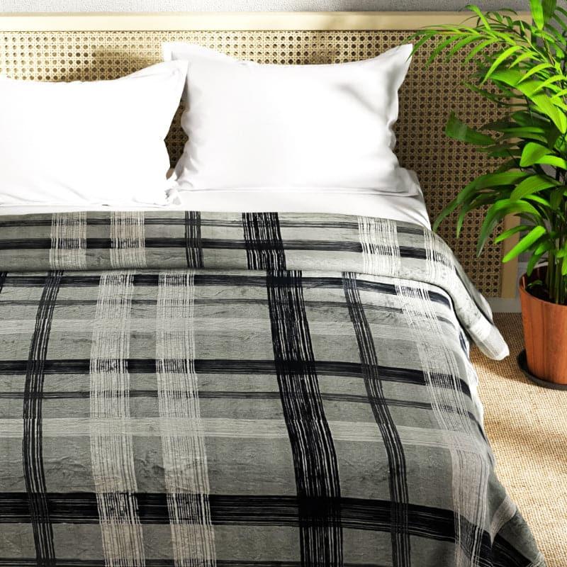 Buy Fasho Checkered Microfiber Blanket Blankets from Vaaree