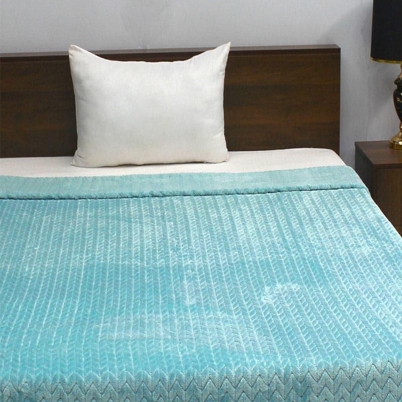 Buy Vadera Solid Blanket - Aqua Blankets from Vaaree