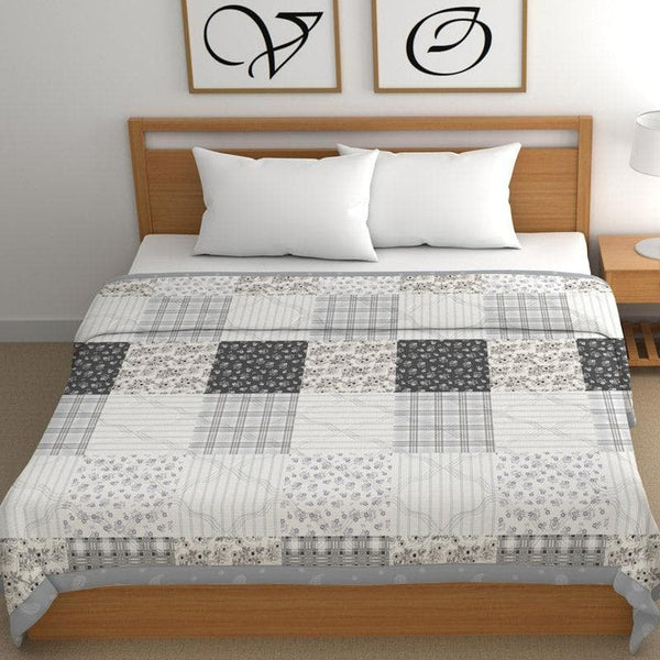 Buy Saleh Comforter at Vaaree online | Beautiful Comforters to choose from