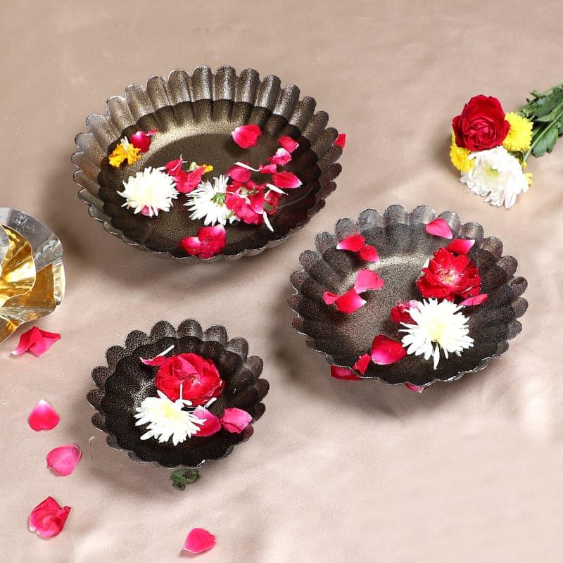 Buy Flora Textured Urli Bowl - Set Of Three Urli from Vaaree