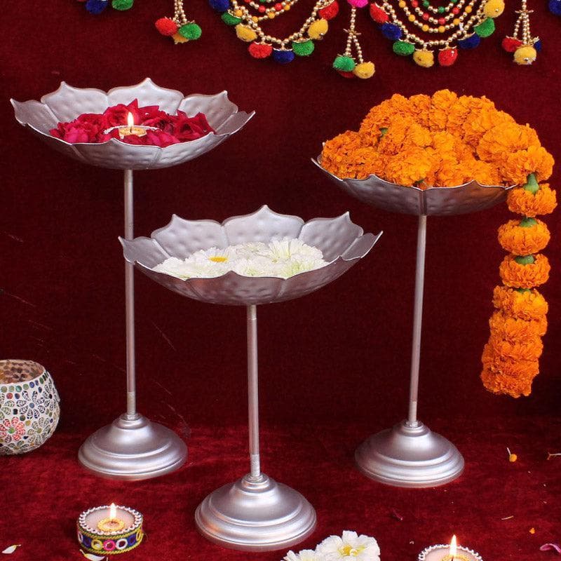 Buy Lotus Urli With Stand - Set Of Three Urli from Vaaree