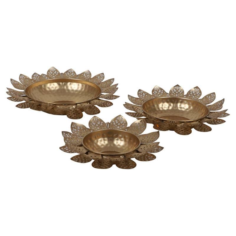 Buy Vadanya Flora Urli - Set Of Three Urli from Vaaree