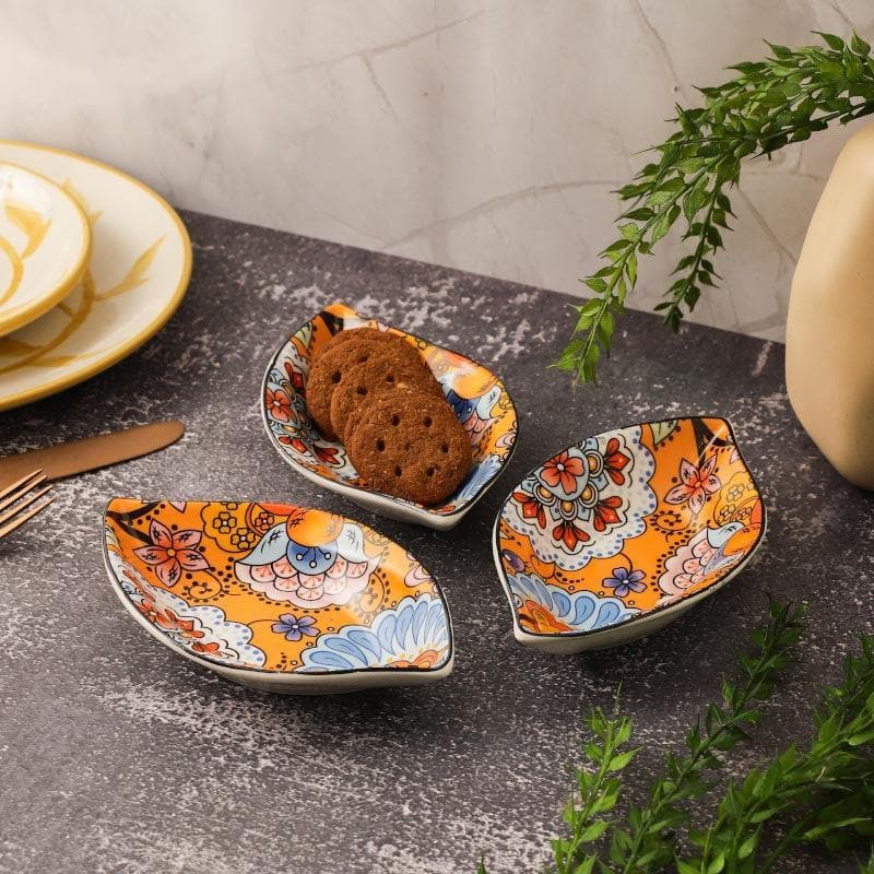 Buy Bloomsbury Small Platter - Set Of Three Platter from Vaaree