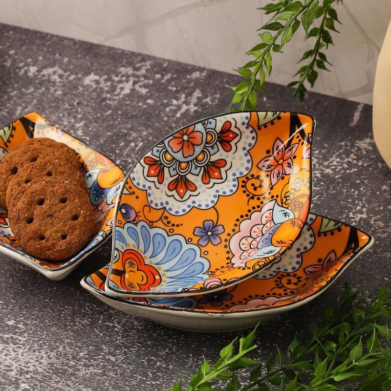 Buy Bloomsbury Small Platter - Set Of Three Platter from Vaaree