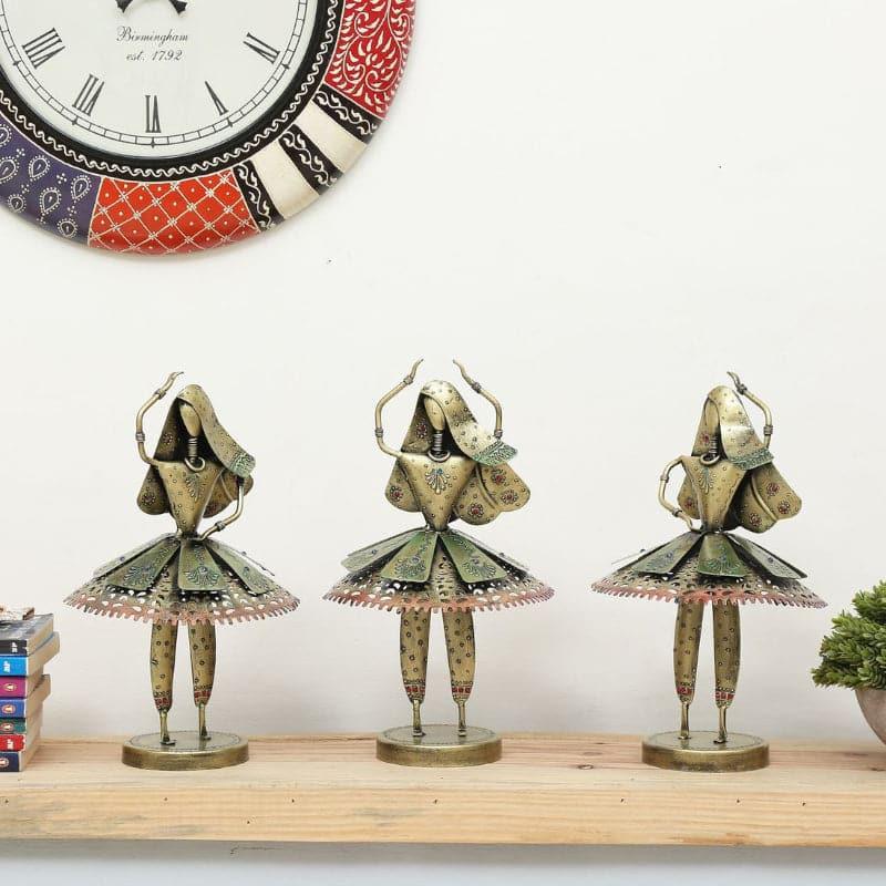 Buy Tribal Twirl Showpiece - Set Of Three Showpieces from Vaaree