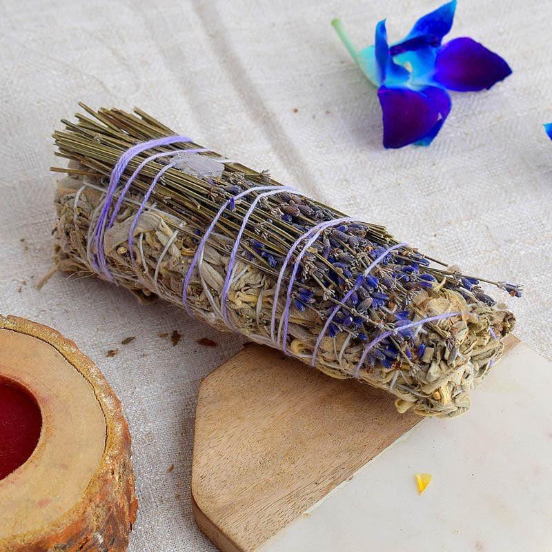 Buy White Sage With Lavender And Green Aventure Smudge Wand Smudge Wand from Vaaree