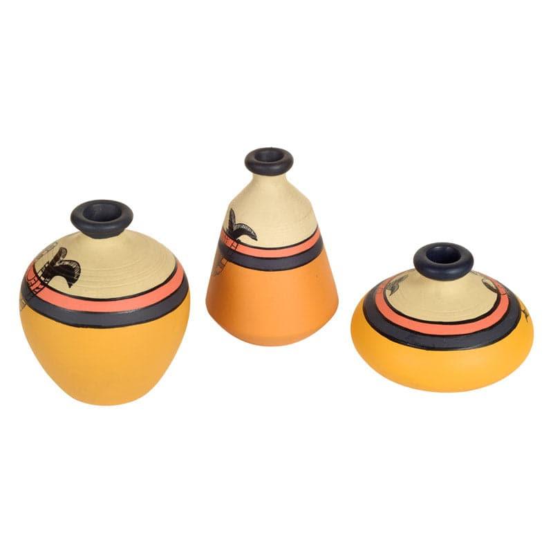 Buy Aspyn Tribal Terracotta Vase - Set Of Three Vase from Vaaree