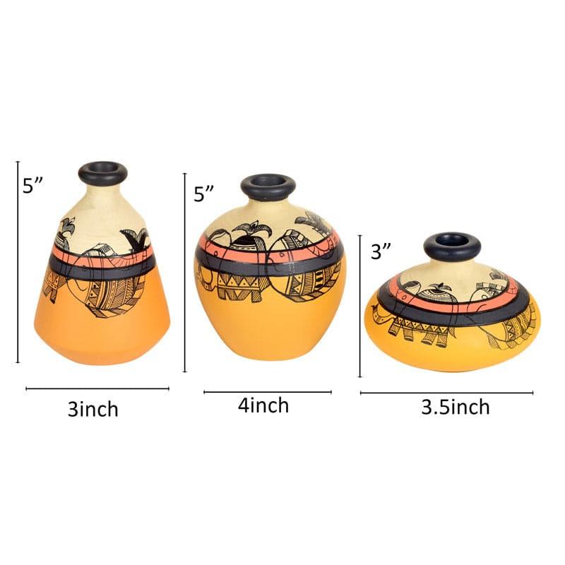 Buy Aspyn Tribal Terracotta Vase - Set Of Three Vase from Vaaree