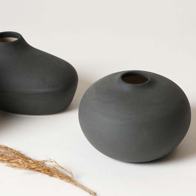 Buy Esoteric Vases (Black) - Set of Three Vase from Vaaree