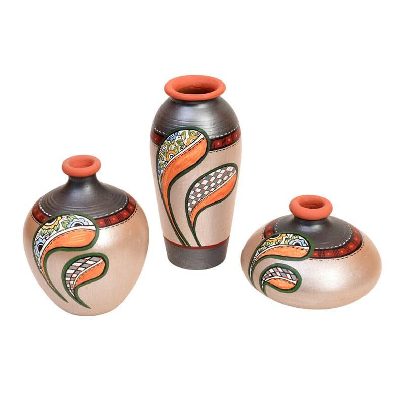 Buy Masika Tribal Terracotta Vase - Set Of Three Vase from Vaaree