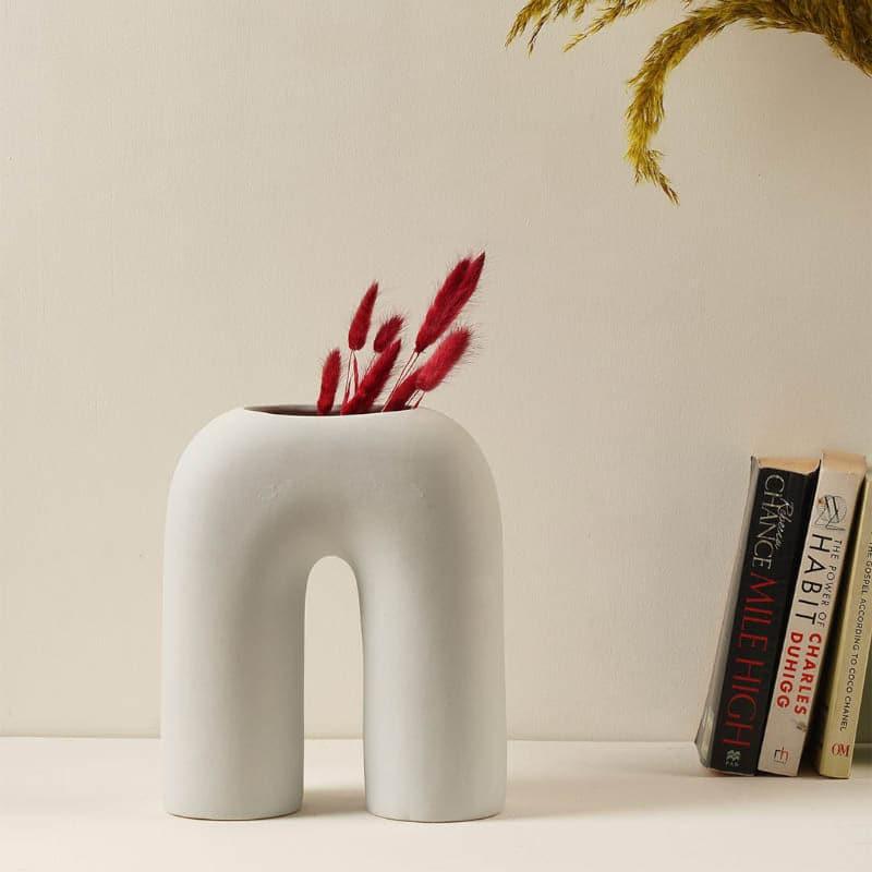 Buy Oslo U Vase Vase from Vaaree