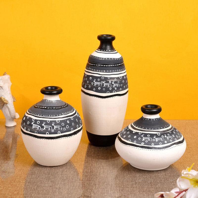 Buy Sasha Terracotta Vase - Set Of Three Vase from Vaaree