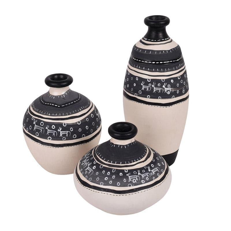 Buy Sasha Terracotta Vase - Set Of Three Vase from Vaaree