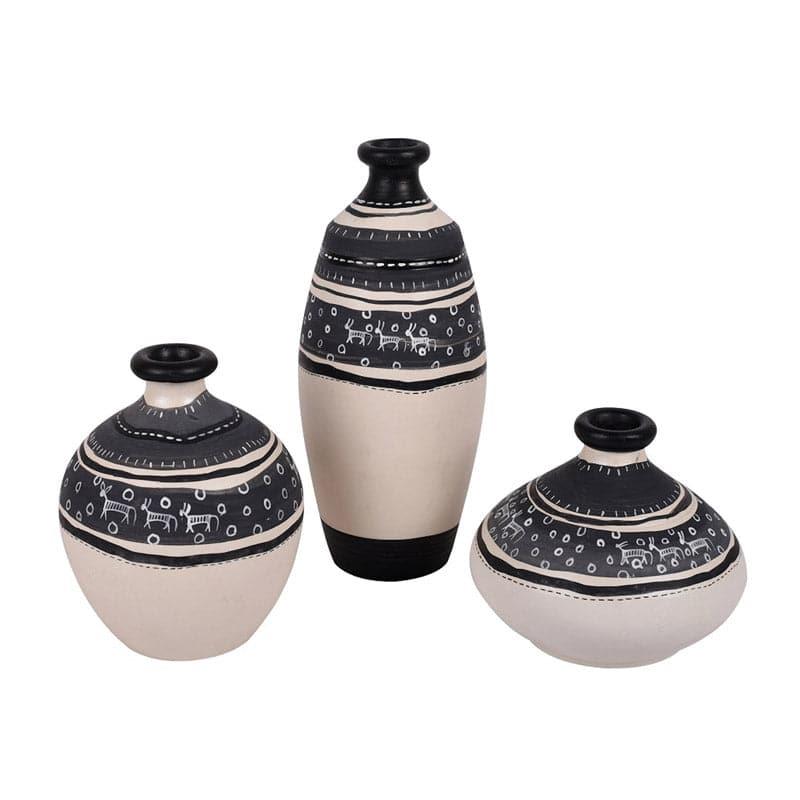 Buy Sasha Terracotta Vase - Set Of Three Vase from Vaaree