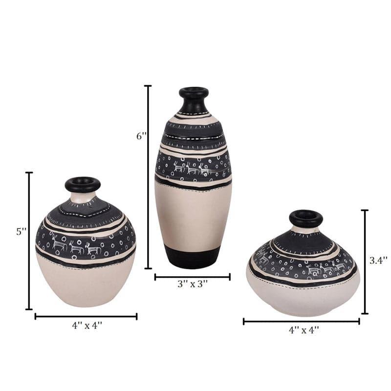 Buy Sasha Terracotta Vase - Set Of Three Vase from Vaaree