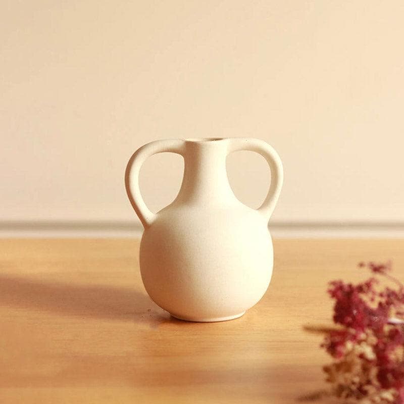 Buy Urnta Vase With Naturally Dried Flower Bunch Vase from Vaaree