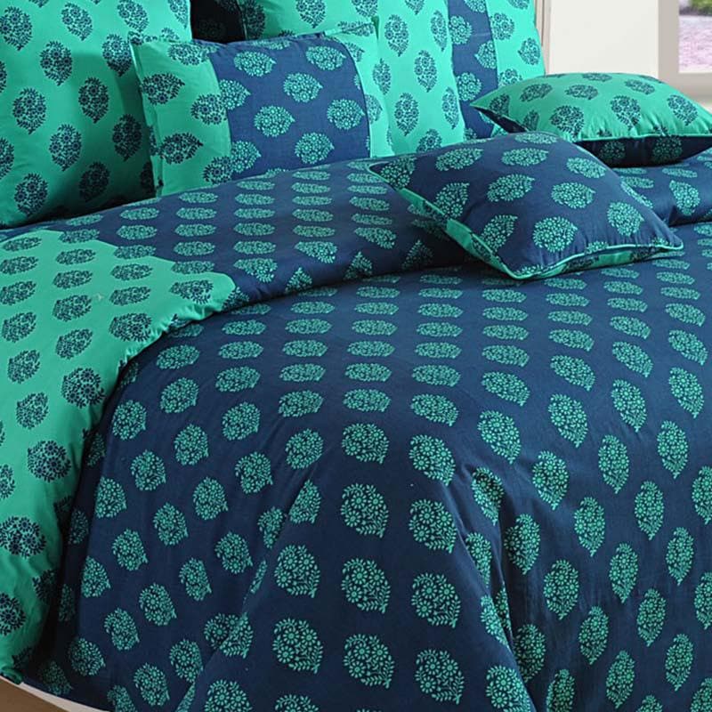 Buy Petite Motifs Comforter Comforters & AC Quilts from Vaaree