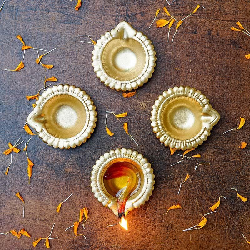 Buy Jagmag Diya Diyas from Vaaree